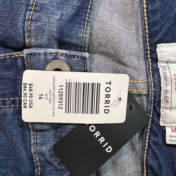 TORRID π Crop Skinny Jeansπ With Embroider Lace CutOut Style π NWTπ - Picture 5 of 7